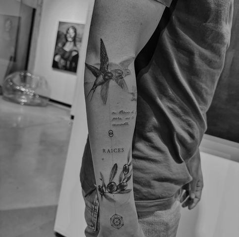 Tatuaje de microrrealismo conceptual realizado por Manu López en ARS ETERNA, Sevilla Este