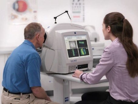 Paciente realizando exame de OCT para diagnóstico do glaucoma.