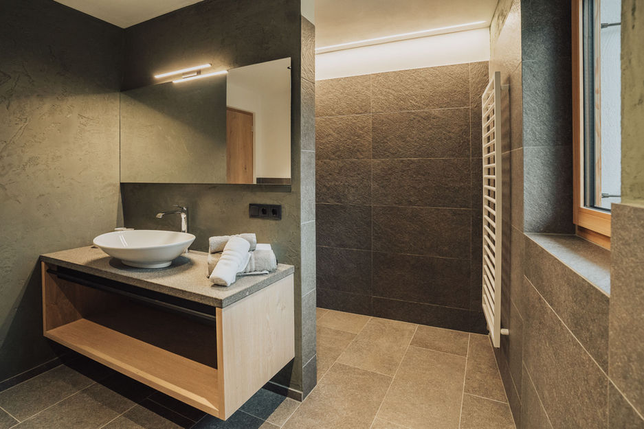 Badezimmer mit Regendusche in den Ferienwohnungen in Kuens