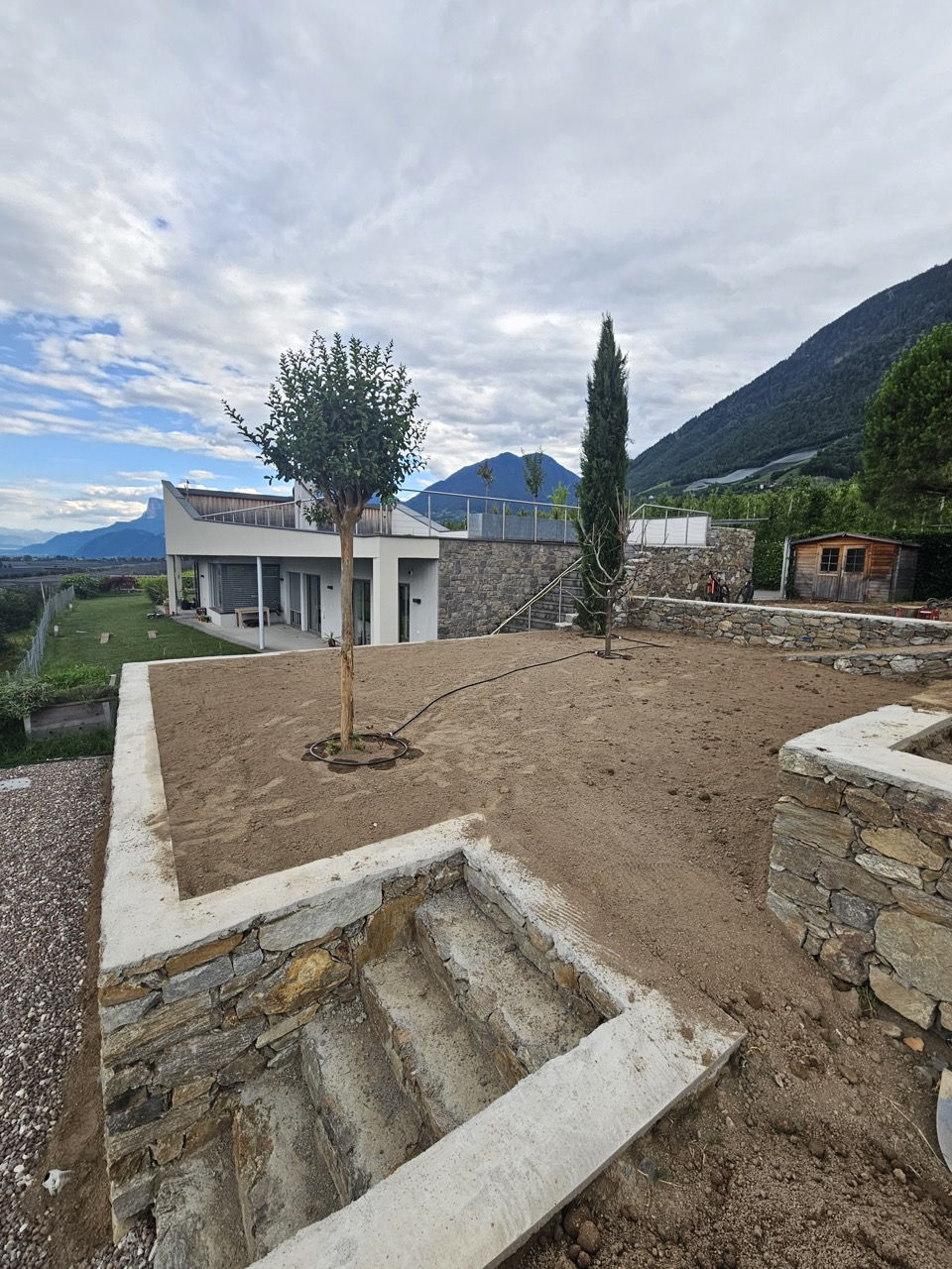 Risultato progettazione del giardino con scale in pietra