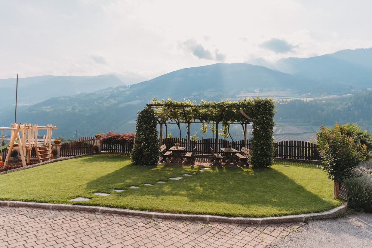 Garten und Spielplatz Innersennerhof in Riffian, Meran