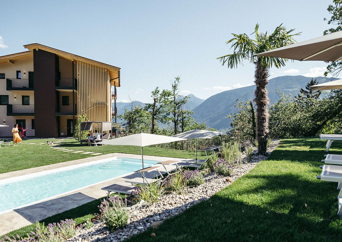 Villa_Bea_Kuens_Apartments_Pool_Meran__bp_371644_c_benjamin_pfitscher.jpg