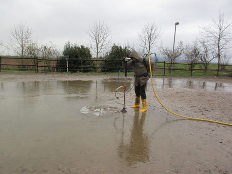 Staunässebeseitigung auf einem Reitplatz mit dem tragbaren VOGT Geo Injector