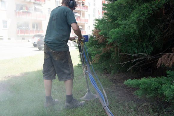 Bodenbelüftung in Parkanlage an Bäumen inkl. Einbringen von Bodenhilfsstoffen
