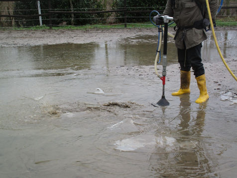 Staunässebeseitigung auf einem Reitplatz mit dem tragbaren VOGT Geo Injector