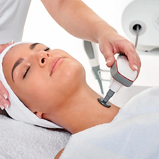 Radiofrecuencia por diatermia, en facial, cuello y escote. Mesoterapia virtual. Retarda los signos del envejecimiento, reafirma, trata líneas de expresión, estimula el colágeno y la elastina. Efecto flash, ácido hialurónico. BrisArt Estética Avanzada, en calle Enguera 37, valencia
