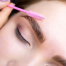 Laminación de cejas con depilación y tinte. BrisArt Estética Avanzada, en calle Enguera 37, valencia.