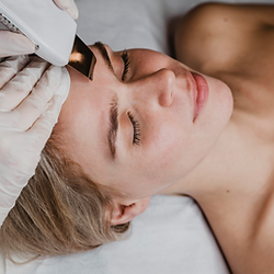 Limpieza facial con espátula ultrasónica, elimina impurezas y comedones, con peeling scrub suave. Con masaje relajante. Regula la secreción sebácea. Hidratación, ácido hialurónico. BrisArt Estética Avanzada, en calle Enguera 37, valencia