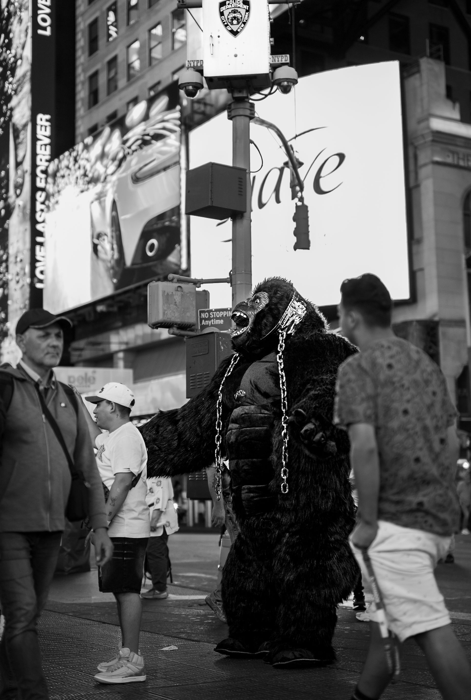 Hombre sentado en la acera en Manhattan