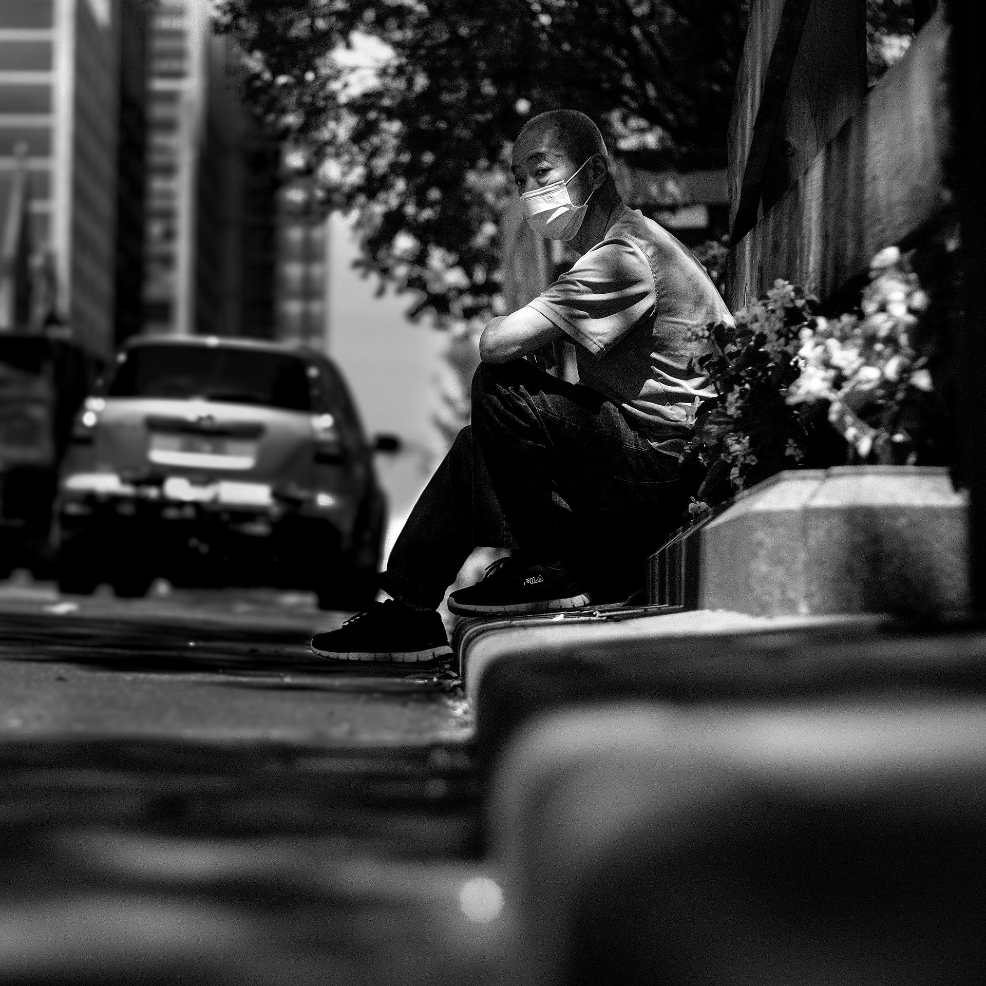 Hombre sentado en la acera en Manhattan