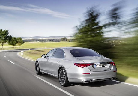 800-L-video-la-nouvelle-mercedes-classe-s-allie-luxe-et-puissance-sur-lautoroute-allemande