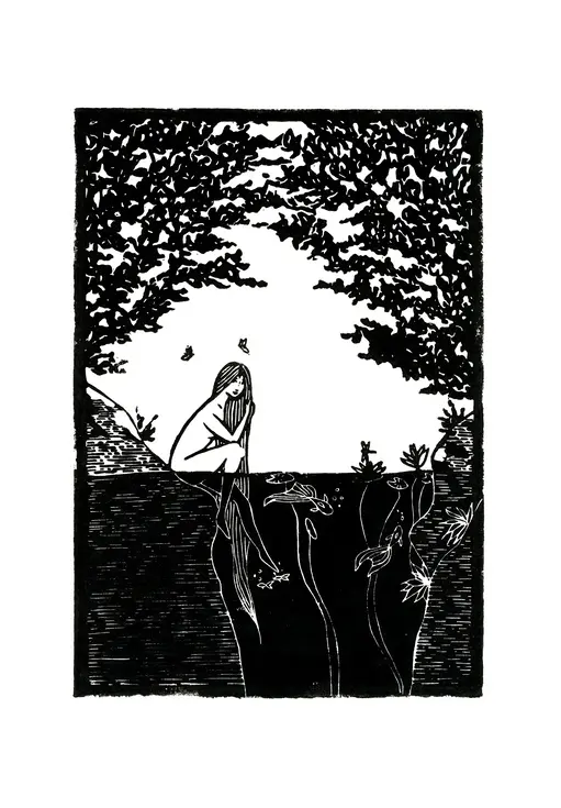 Femme nue longs cheveux dans un bassin nénuphars et poissons