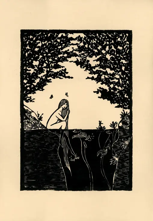 Femme nue longs cheveux dans un bassin nénuphars et poissons