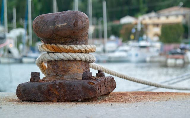 Amarre sur un biton au port