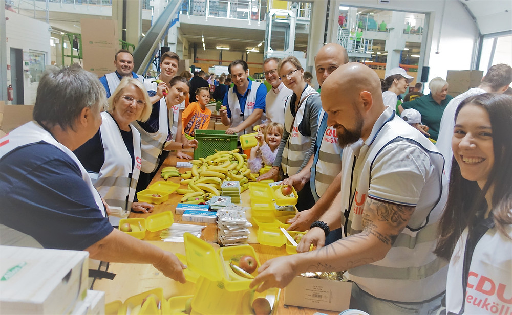 Hand in Hand für einen dreifach guten Zweck – nämlich geschmacklich, gesundheitlich und gesellschaftlich. Die CDU Neukölln war auch in diesem Jahr bei der Bio-Brotbox-Aktion in der Gradestraße dabei.