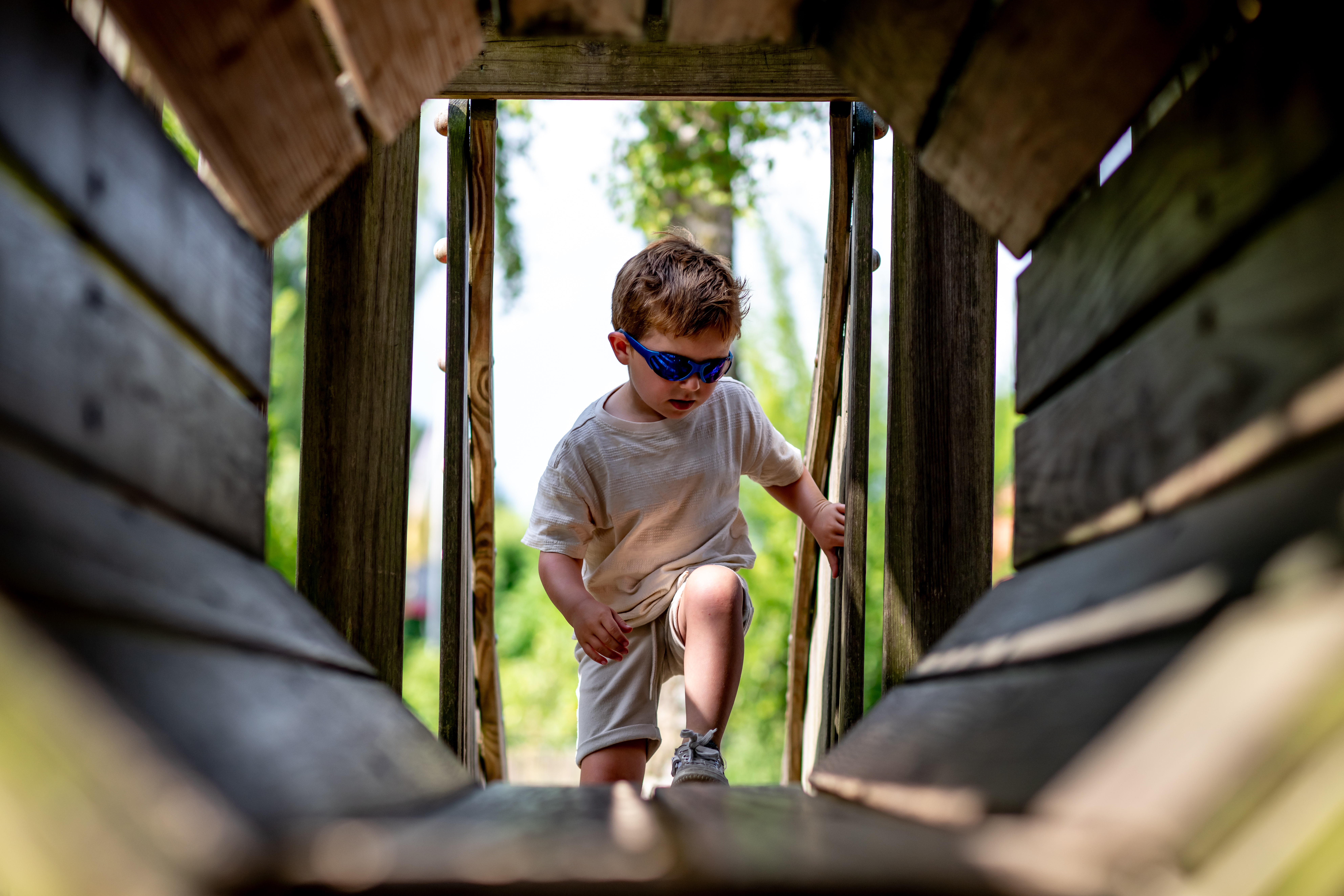 Kind speelt in de buitenspeeltuin van Fabula in Schijndel