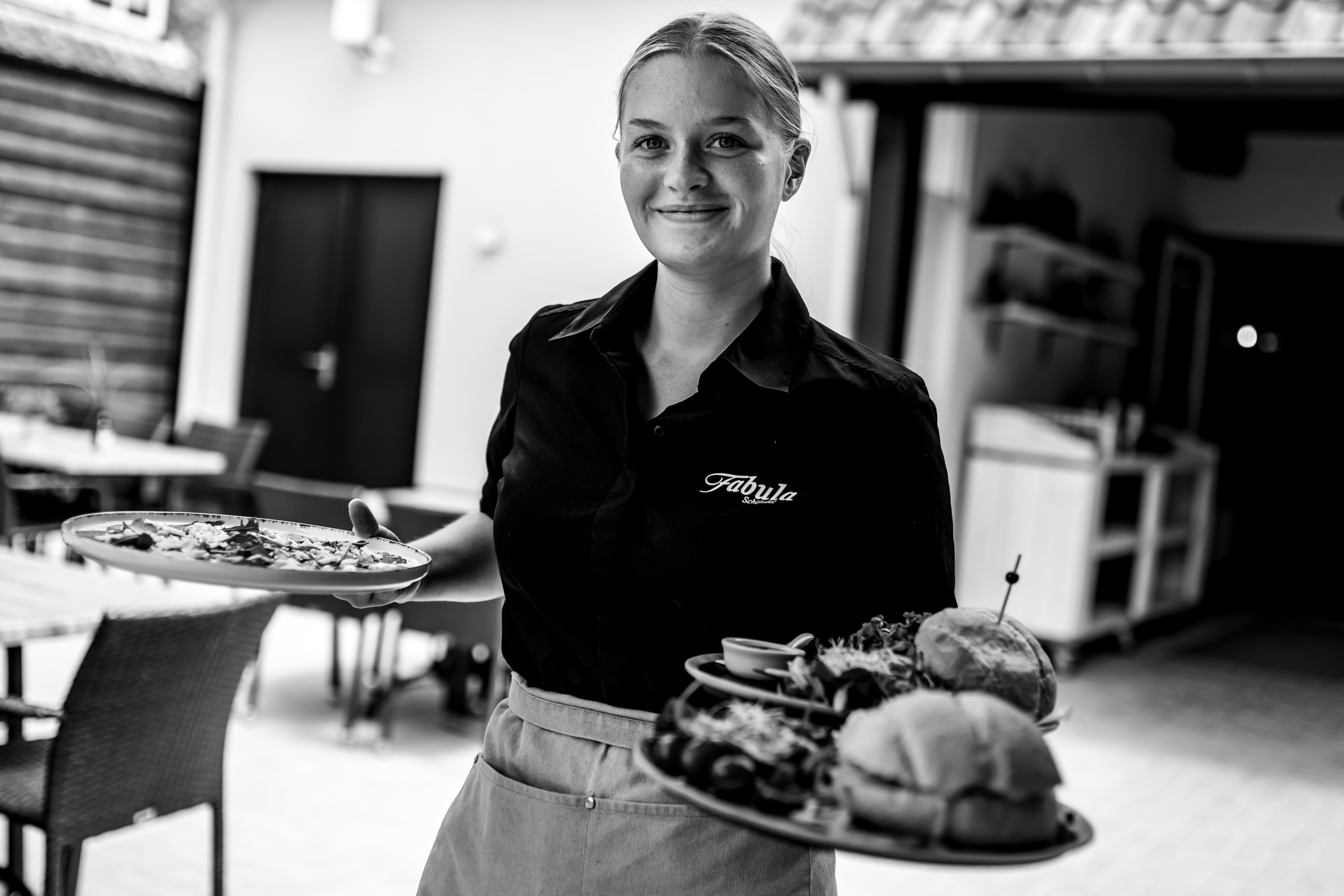 Kind beleeft plezier in de speeltuin