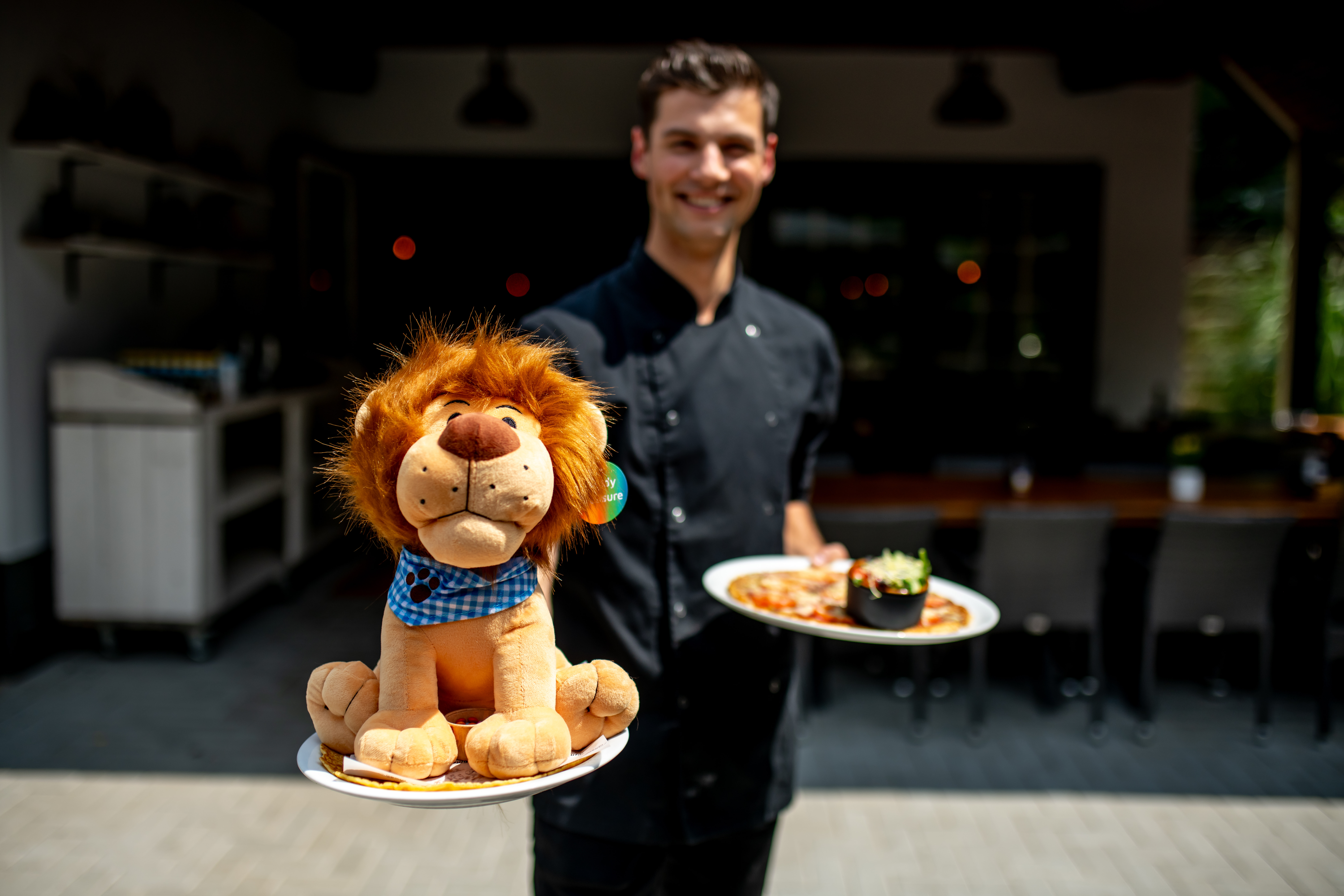 Kinderen spelen buiten bij Fabula