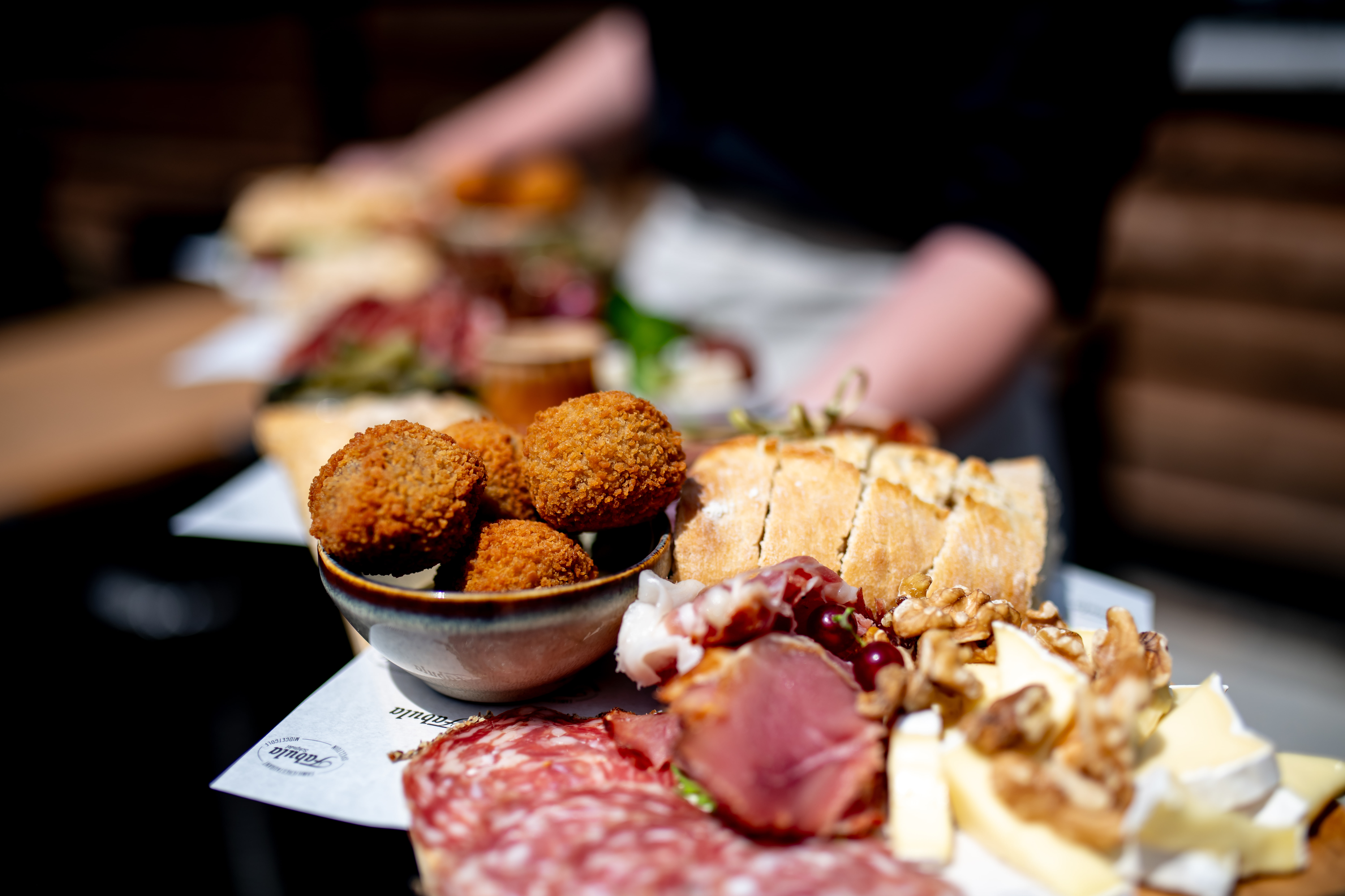 Borrelhapjes en drankjes bij Fabula in Schijndel