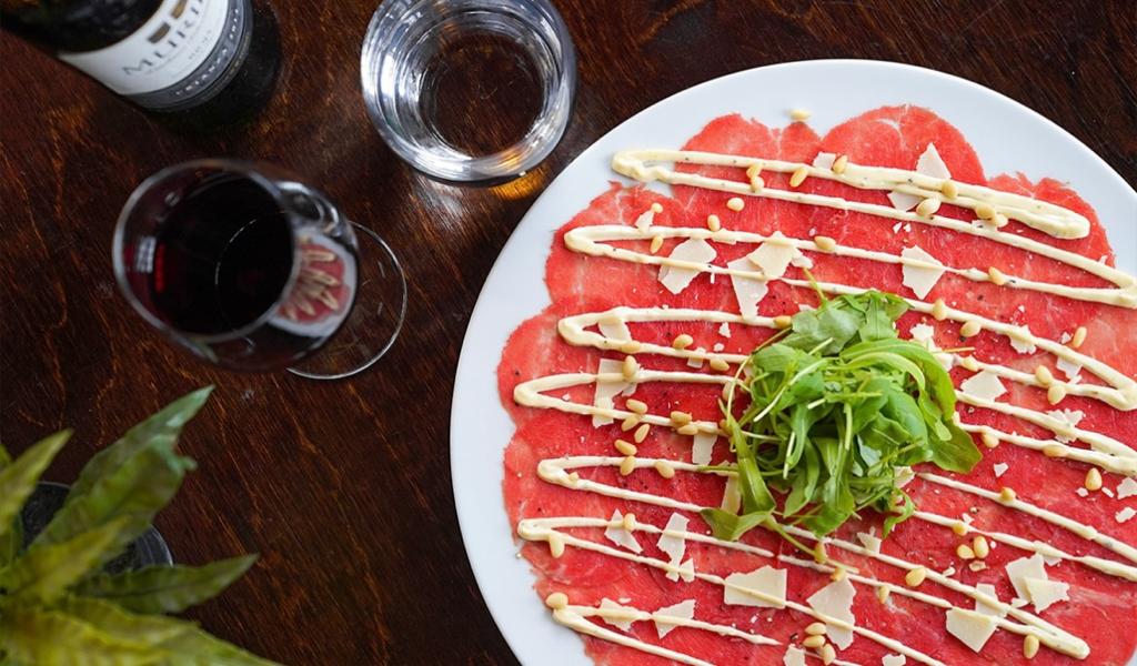 Zonnig terras bij Fabula