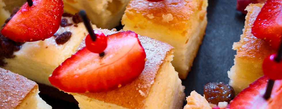 Dessertwürfel mit Erdbeeren auf Spießen – Dessert Catering Chemnitz | Zur Zeile