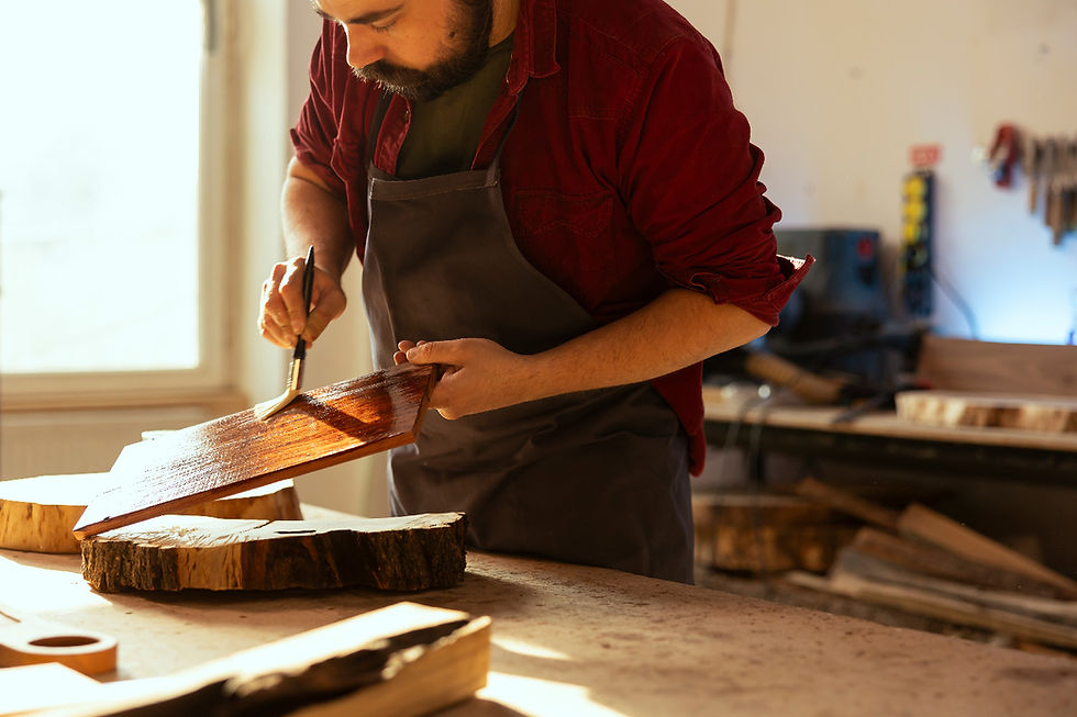 Handwerker aus Sachsen bei der Arbeit in Werkstatt.