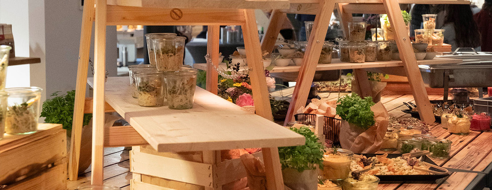 Buffet Catering Chemnitz – Leiterregale mit Salaten im Glas, Dips und Brot | Zur Zeile