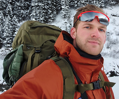 Bild von einem Bergsteiger in einer Winterlandschaft