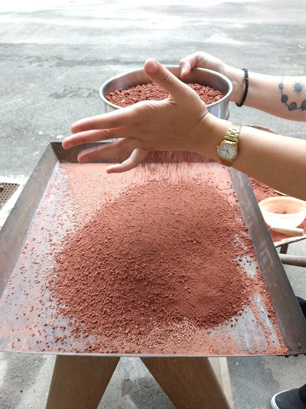 Peneiramento de terra em laboratório