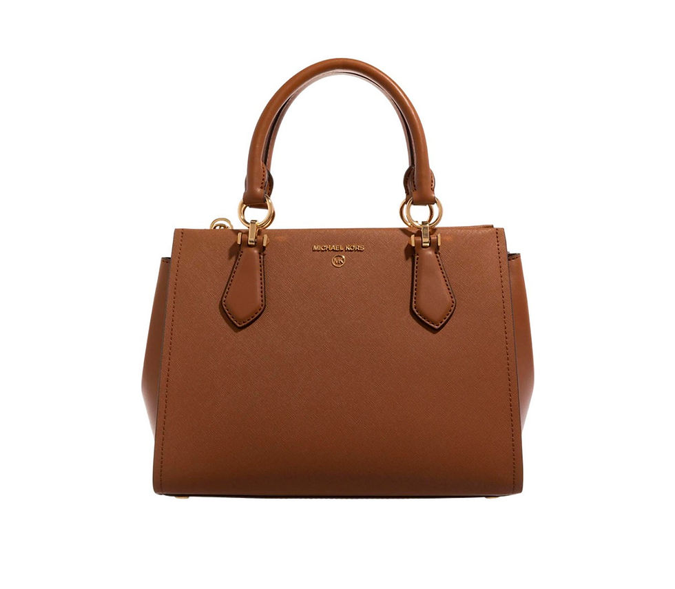 Bolsa de mão Michael Kors em couro marrom com detalhe dourado.