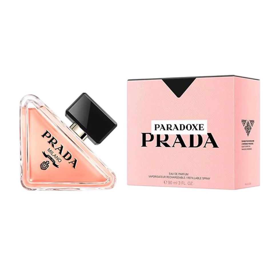 Frasco triangular e caixa rosa do perfume Prada Paradoxe Eau de Parfum 90ml.