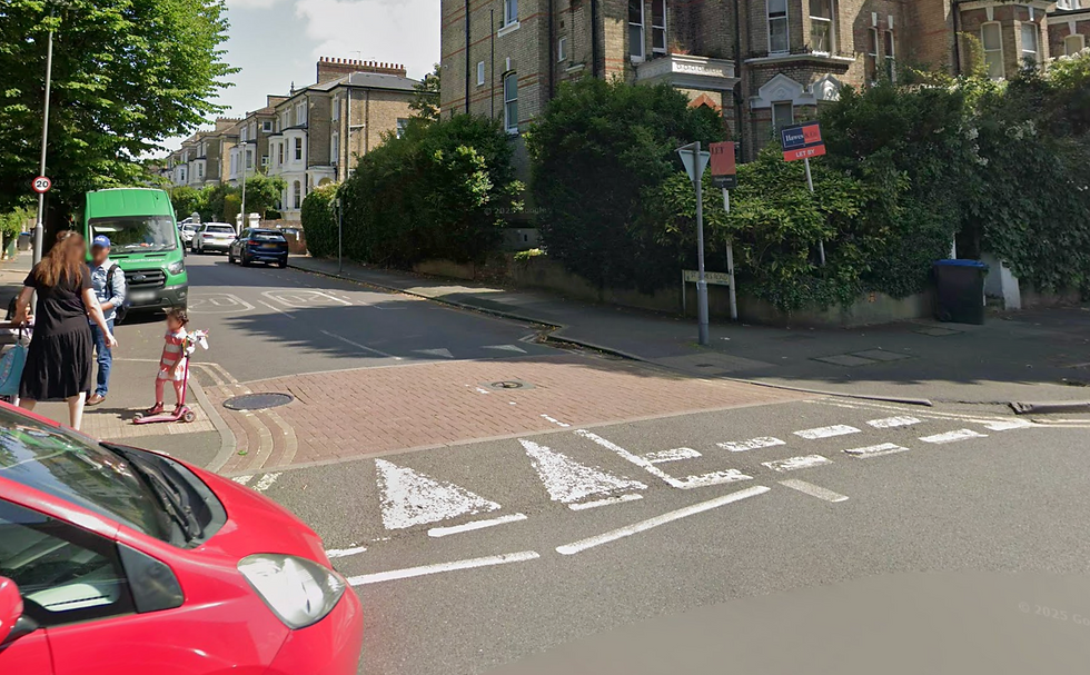 Existing curtesy crossing - Surbiton crossing very near school copy.png