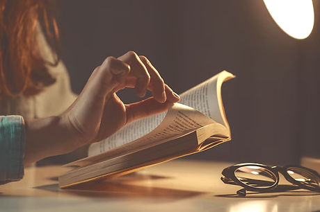 mujer-leyendo-libro-noche-casa-cerca_122