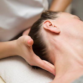 behandling-med-massage-mobilisering-nacke-vid-huvudvark.jpg