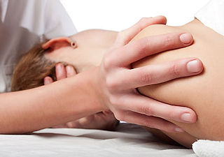 kvinna-som-far-manuell-behandling-nacke-vid-cervikal-spondylos.jpg