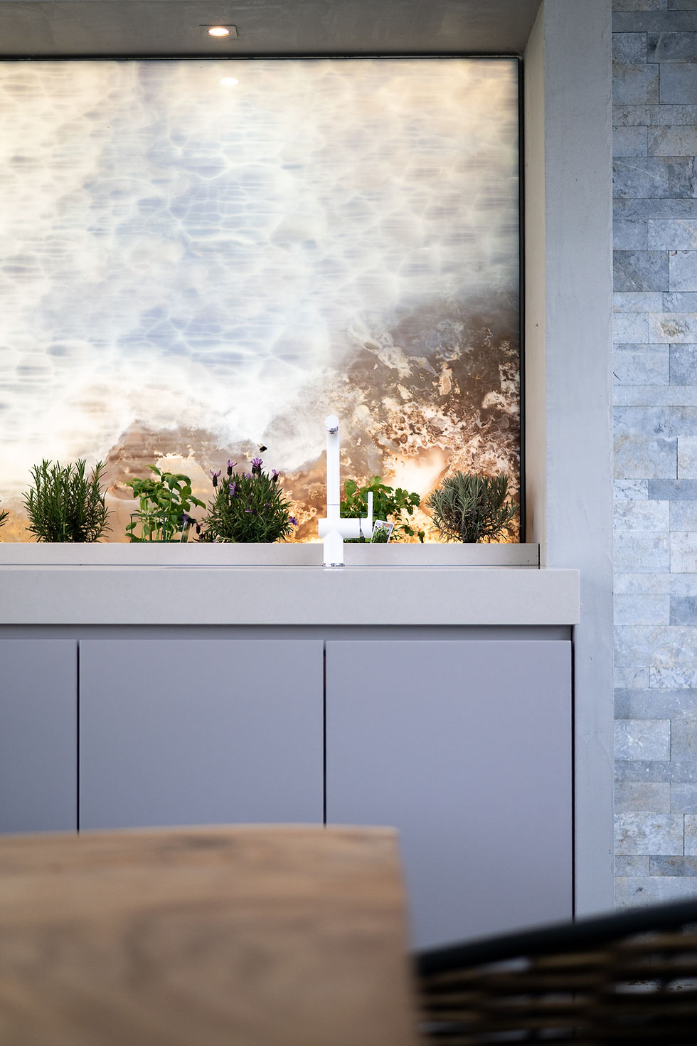 The backlit Décora Glass wall by Tecnografica, featuring the mineral Antarctica pattern.