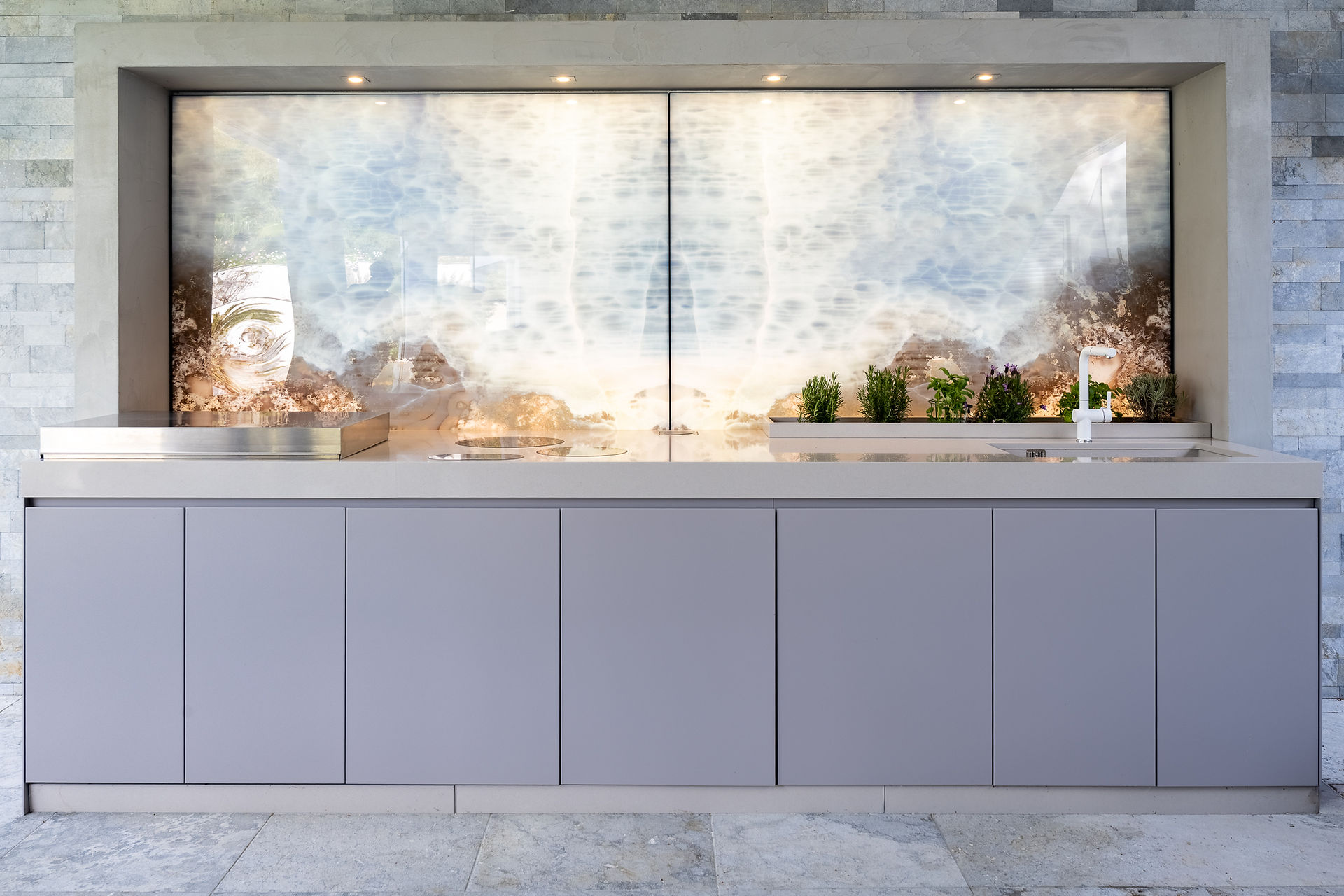 Garden kitchen in Mandelieu-La-Napoule by Lobanova et Franck Olivier Architects in Cannes