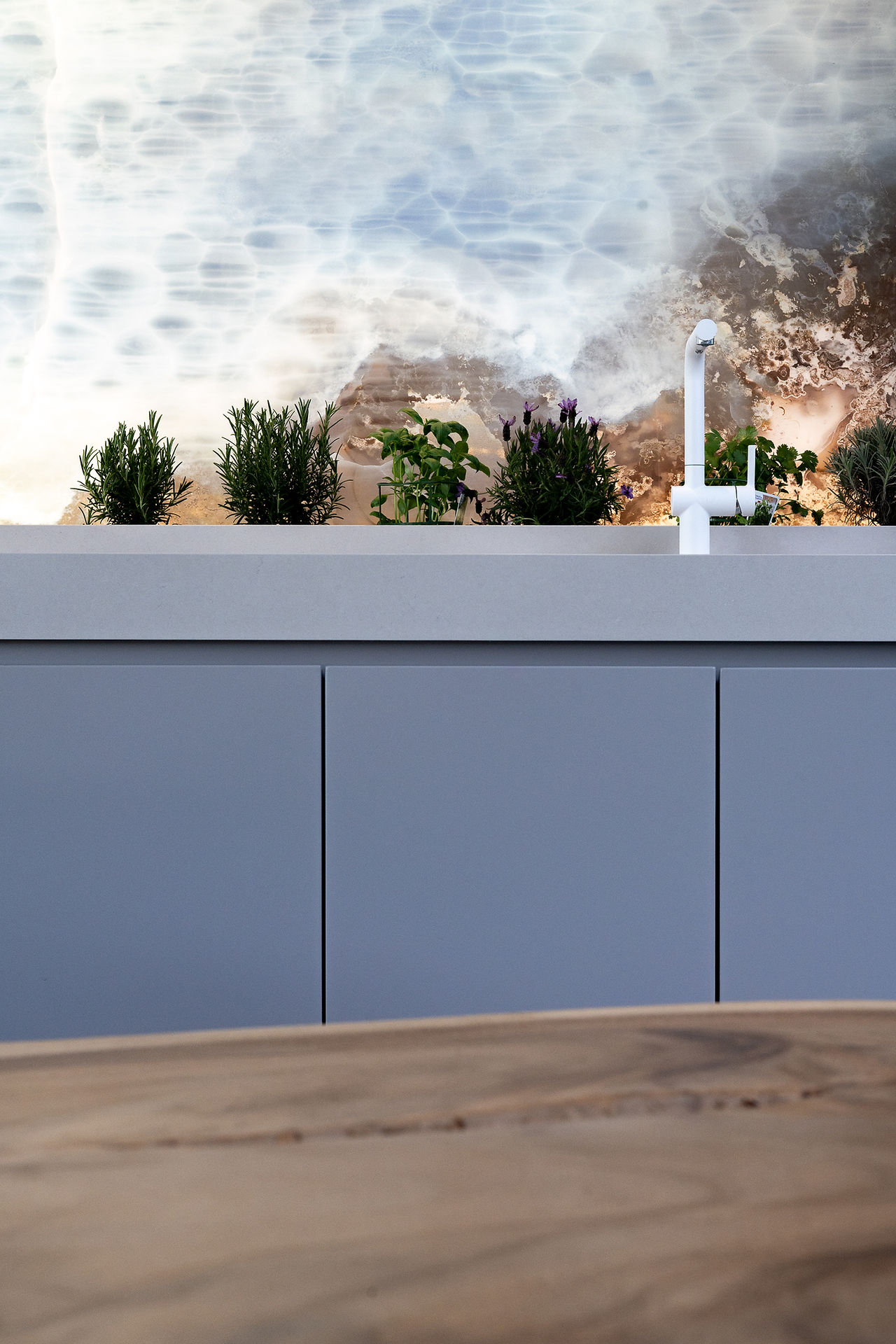 The result is a space where everyday gestures regain their depth and poetry.