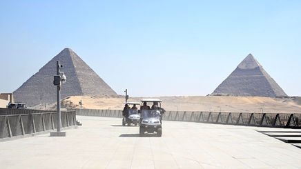 Z Wielkiego Muzeum Egipskiego przed piramidy w Gizie turyści dotrą szeroką promenadą