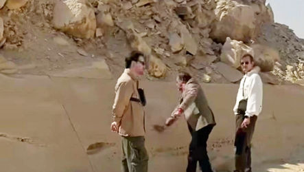 Szok. Przewodnik turystyczny zniszczył egipską piramidę!