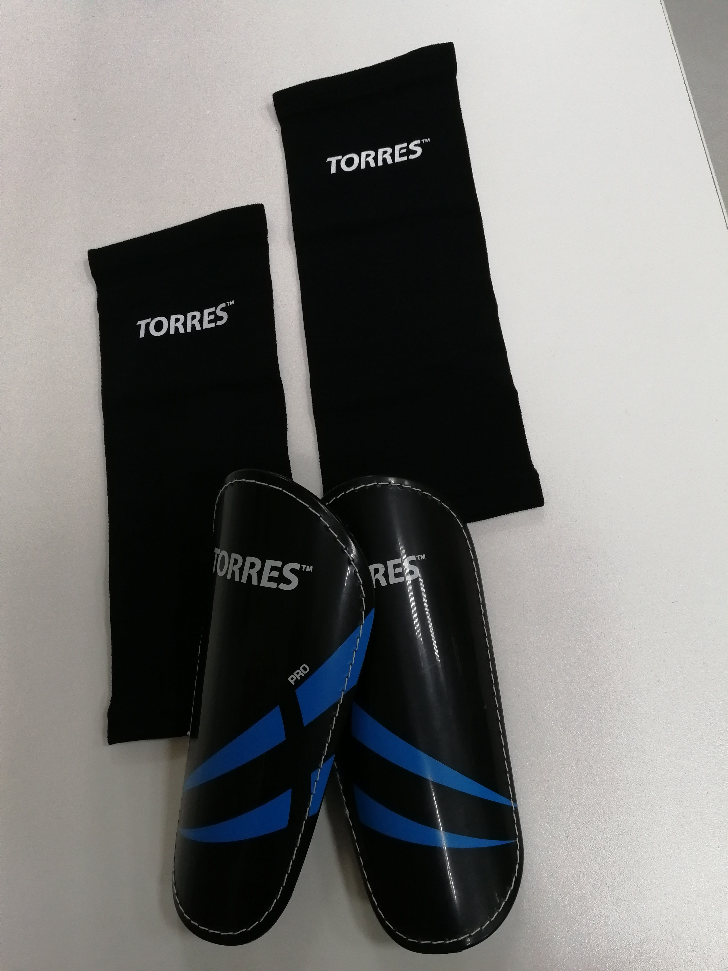 Футбольные щитки TORRES с чулком