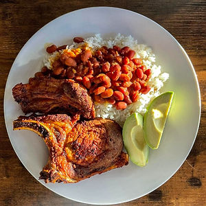 Arroz, frijoles y chuleta