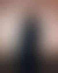 Pantalón negro ancho de tela con cintura ajustable. El top también es de M&S