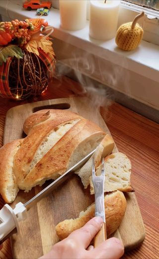 electric knife cuts in to loaf