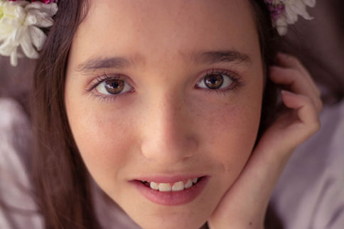 noya - bat mitzva  portrait with flowers in hairnoya portrait