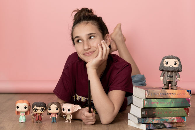girl with harry potter figures