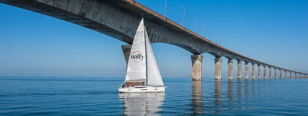 Voilier sponsorisé Unity Lab qui passe sous le pont de l'île de Ré