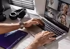 Employé qui utilise un ordinateur portable pour télétravailler.