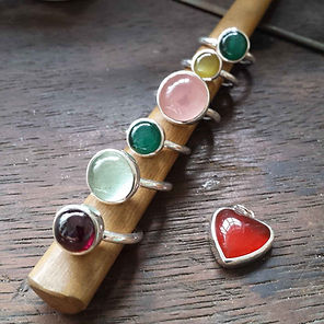 Cravação_inglesa_de_pedras_cabochão.jpg