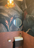 kleurrijk toilet, toilet behangen, behang op toilet, kleurrijke wc, behang op wc, botanisch behang, tegels op de wc, tegeltjes, hexagon tegels, gaaf toilet, mooi toilet, kleurrijke wonen